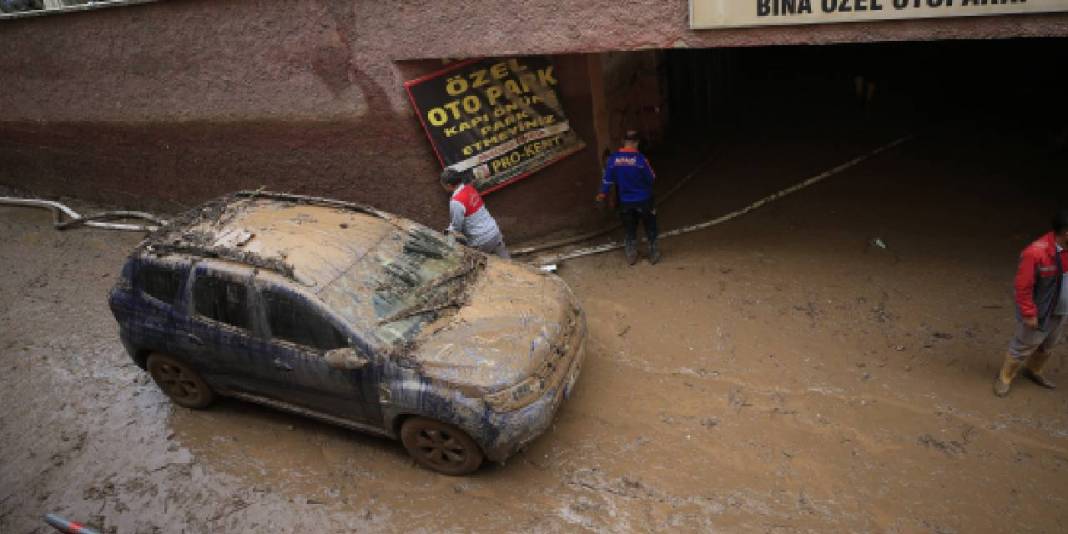 Sel felaketinde otoparkta kalan araçlar çıkartıldı 6